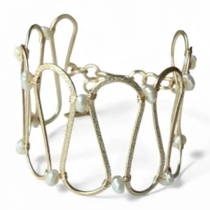 Brazalete con curvas y perlas naturales