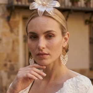 Flor de Flamenca "Azahar" – Joyería en Resina Nácar y Oro