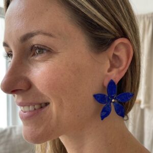 Pendientes Flores en Resina · Azul Klein e Hipoalergénicos