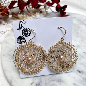 Pendientes tejidos- Perla y Alambre chapado en oro Hipoalargènico